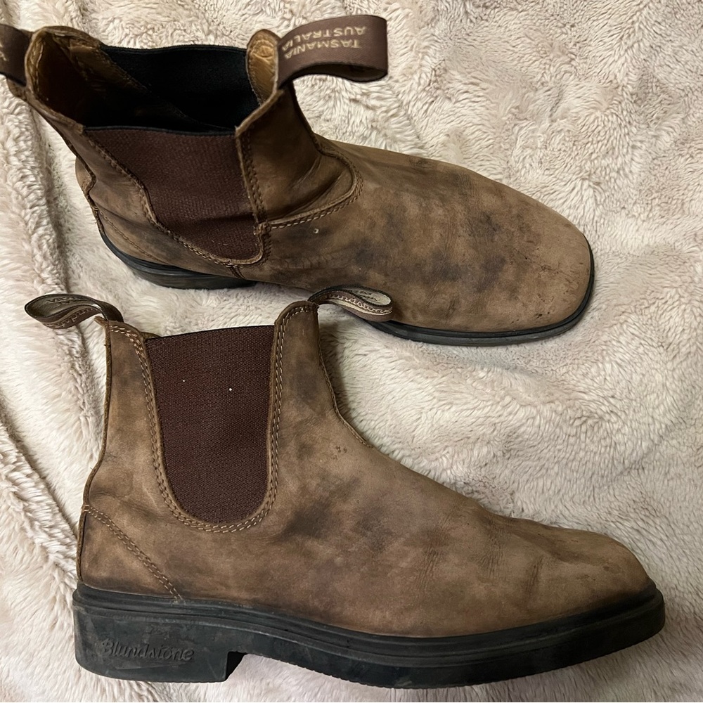 #1306 Rustic Brown Blundstones size 9